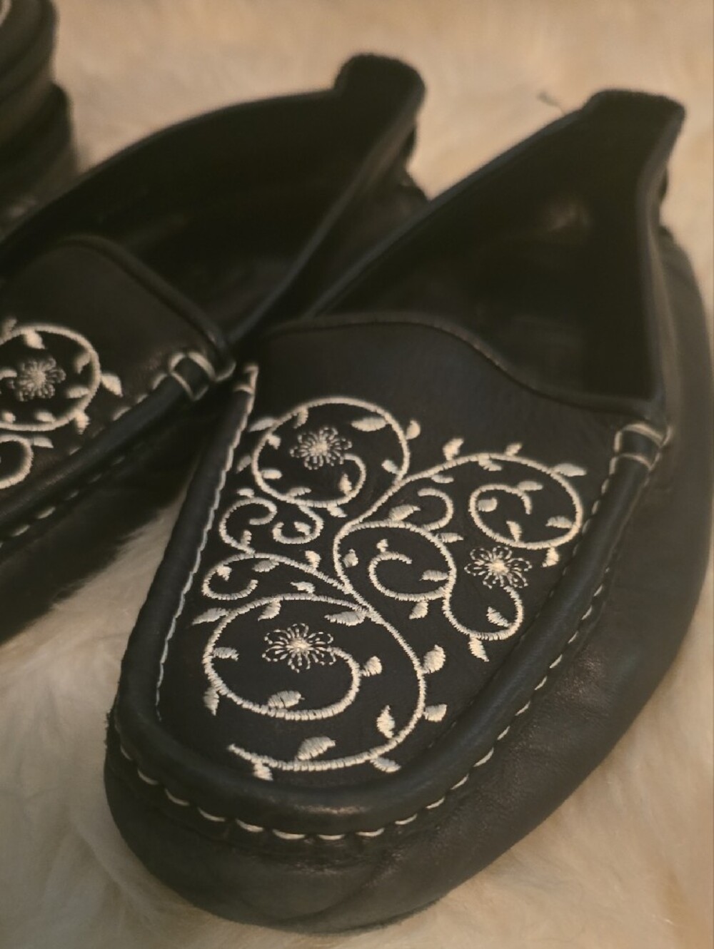 Super Soft! Embroidered Cole Haan Black House Slippers W. Matching Case - Picture 2 of 10